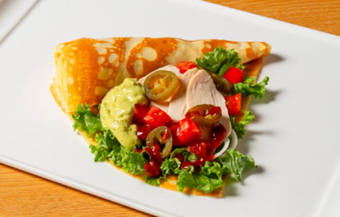 チキンとアボカドワカモレのサルサクレープ