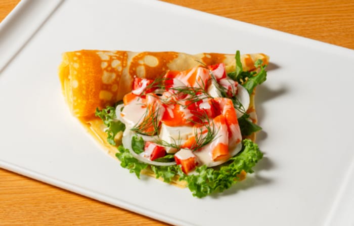 スモークサーモンとクリームチーズシーザ―クレープ